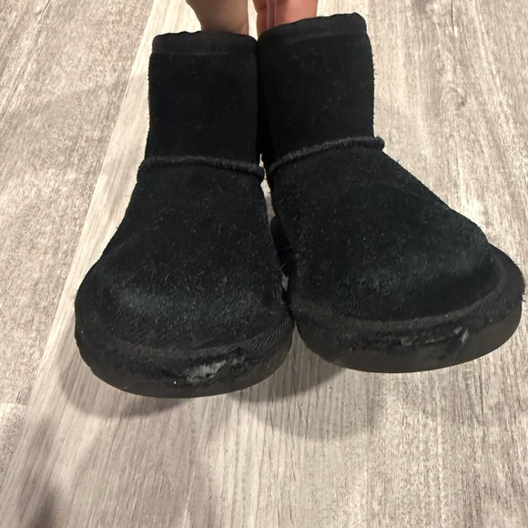 UGG Kids Classic Black Boots with snap closure - Picture 3 of 6